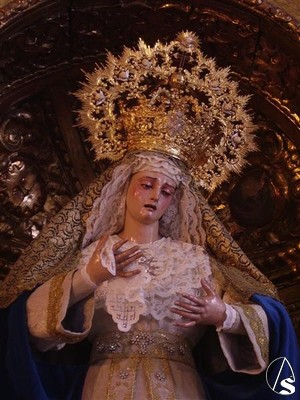 La angustia y dramatismo en el rostro de la dolorosa la acercan al escultor sevillano del XVIII