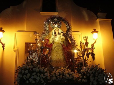 Son las mujeres las que llevan el paso de la Virgen 