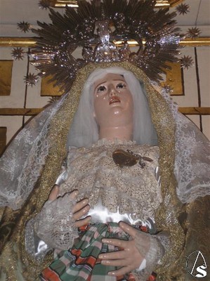Mirada elevada la de la Virgen de la Soledad. Procesiona bajo palio junto al Cristo Yacente el Viernes Santo 