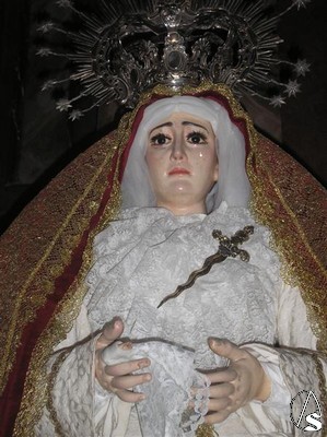 Curioso pual y curiosa la manera de colocarlo en el pecho de la Santsima Virgen  