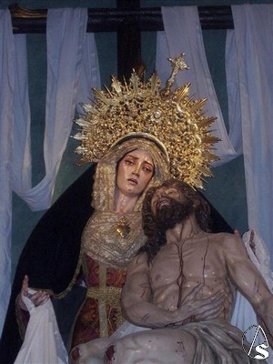 En el nico paso que saca esta Hermandad procesiona el grupo escultrico de la Piedad, en el aparece Nuestra Madre y Seora de la Piedad de pie con el Santsimo Cristo de Amor recostando su cabeza en el hombro de su madre 