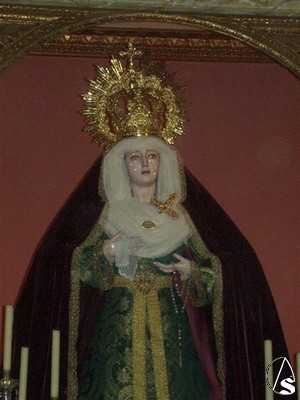 El 20 de Noviembre de 2004, coincidiendo con la dedicacin al culto de la Iglesia de la Veracruz por el cardenal arzobispo de Sevilla fray Carlos Amigo Vallejo, es bendecida la imagen de Mara Santsima del Rosario en sus Misterios Dolorosos 