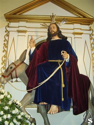 Anterior a esta imagen la Hdad. renda culto a una escultura adquirida en Olot 