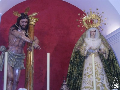 En el altar situado a los pies del templo, bajo arco de medio punto rematado por el escudo de la hermandad y sobre peana de plata con sagrario, son veneradas las imgenes titulares de esta hermandad 