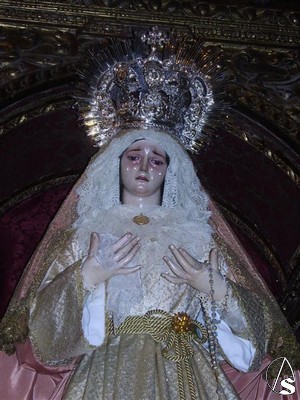 Los rasgos expresivos de la dolorosa son mas propios de la escuela granadina que de la sevillana 