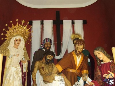 Las imgenes que conforman el misterio del traslado al sepulcro estn realizadas por el escultor e imaginero Manuel Hernndez Len 