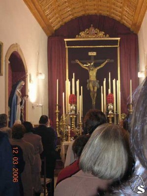 En una capilla llena de gente se celebran los cultos cuaresmales en honor al Santísimo Cristo 