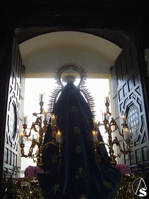 Instantanea desde el interior del templo de la salida de la Virgen de los Remedios