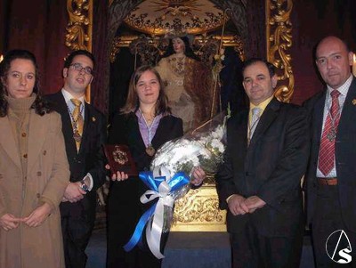  Mercedes Gonzalo acompañada por el Hermano Mayor y los demás miembros de la presidencia del acto 
