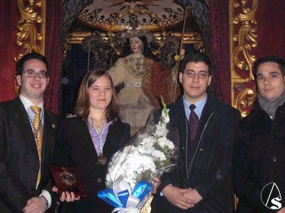 Los pregoneros Francisco Javier Segura (2003), Juan Manuel Labrador (2001) y Alberto Ramírez (2002) con Mercedes Gonzalo