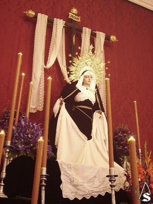 La Amargura en el altar durante el besapies de su hijo