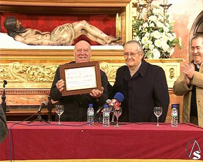  Faustino Gonzlvez, Hno. Mayor de Los Sevitas, entrega plaza al capataz sevillano
