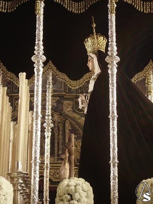 Dos miradas al cielo, la de la Virgen de la Amargura y la del Cristo del Perdn al fondo 