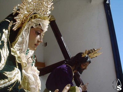 La imagen de la Virgen es obra de Javier Cuadrado y la del Cristo de Manuel Ramos Corona 