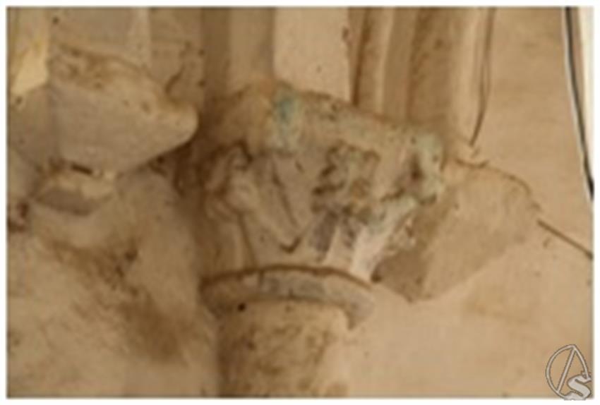 Capiteles_con_coronas_floreadas_1