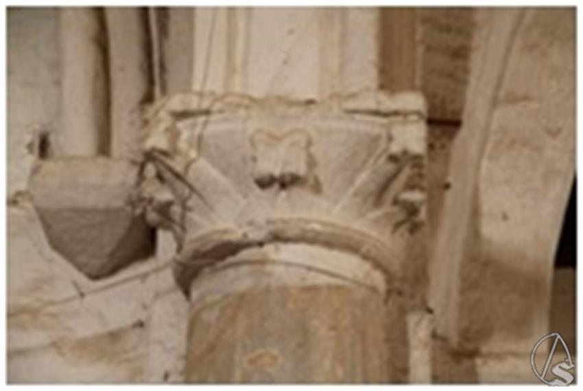 Capiteles_con_coronas_floreadas_2