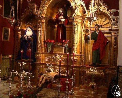  Cristo de la Salud de Los Palacios, a los pies de los titulares de la Hermandad del Gran Poder.