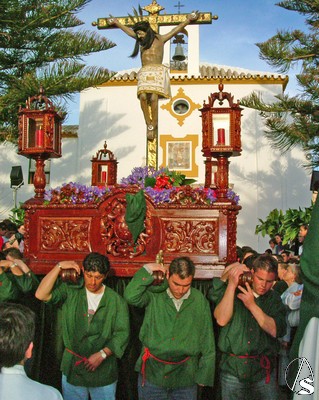 El Cristo de la Sangra llevado a hombros a su salida de la ermita el Viernes Santo 