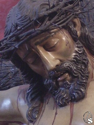 Primer plano del rostro del Cristo de la Buena Muerte 