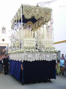 Discurrir del paso de palio por las calles de Dos Hermanas