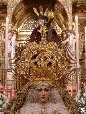 La imagen de la Virgen es una talla de candelero propia de la poca en la que empieza a extenderse la corriente de los Siervos de Mara  