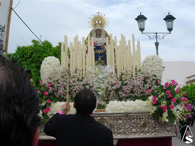 Una de las peculiaridades del paso de la Virgen es que no lleva palio. En este pasado ao, la Virgen estreno una peana de plata 