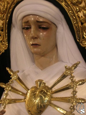 Curiosa manera de ataviar a la dolorosa a la antigua usanza durante el mes de los difuntos, con el corazn con los siete puales 