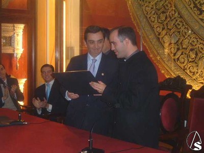 Gutirrez de la Pea entrega a Jimnez Snchez-Dalp un recuerdo en nombre de la hermandad 