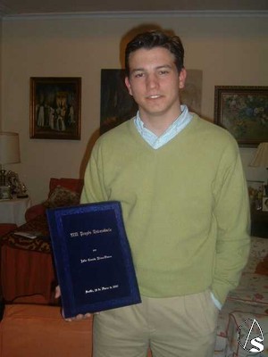 Julio Cuesta con las pastas del Pregón Universitario, regaladas por su familia