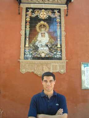  Jos A. Rodrguez frente a la cermica del Dulce Nombre