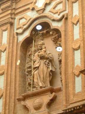 Tres CD: uno a cada lado, y el tercero por encima de la cabeza