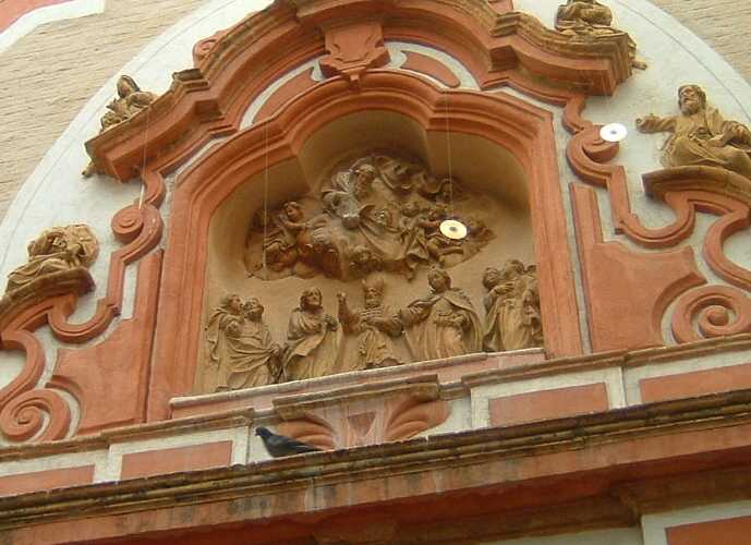 Observen la paloma en la parte inferior de la foto. Frontispicio de la puerta de la calle General Polavieja