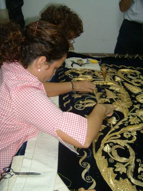 Mujeres del taller realizando los trabajos del manto