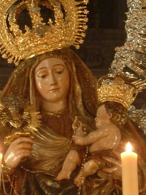  La Virgen del Amparo ya luca sobre su paso procesional