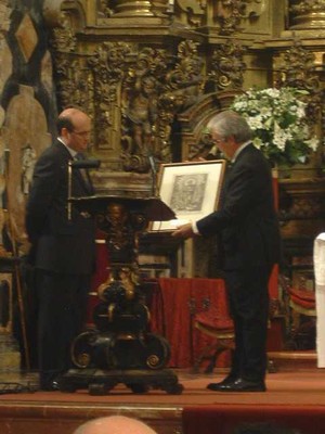  Carlos Coln recibiendo el recuerdo de la Hermandad como agradecimiento por su exaltacin
