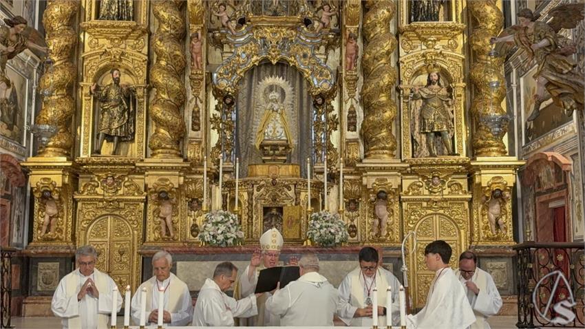 El-arzobispo-bendice-la-restauracion-del-retablo-de-la-iglesia-de-los-Terceros-4-1270x714