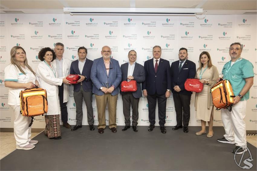 Entrega_oficial_del_material_a_hermandades_de_Triana__Copiar_