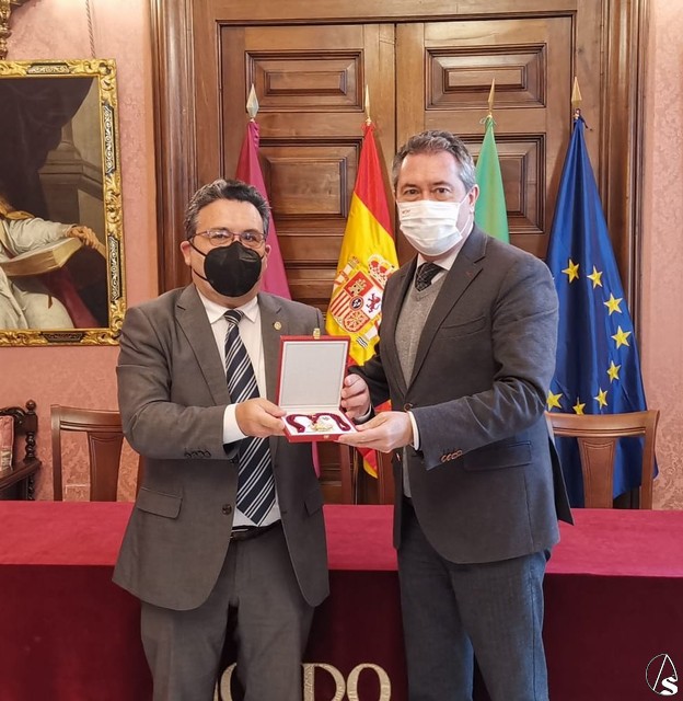 El Alcalde entrega a la Hermandad de la Sed una réplica de la Medalla ...