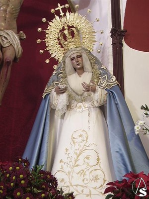 Flores de Pascua y manto celeste para la dolorosa en Navidad