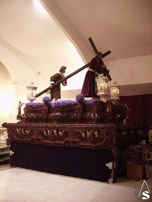 A Jesús de la pasión lo acompaña en el paso la imagen de Simón de Cirene, salido también de la gubia de Álvarez Duarte en 1995