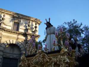 Lleva en el centro de la canastilla Angeles de Ortega Bru 