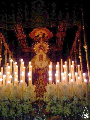 Imagen nocturna del palio de la dolorosa 