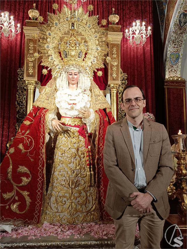 Jose_Rodriguez_Polvillo_junto_a_Nuestra_Segnora_de_la_Soledad