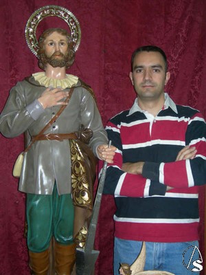 Juan Manuel Martín García junto al restaurado San Isidro Labrador de Los Palacios.