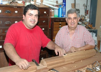  Julián Sánchez Jara, posa junto a su padre Julián Sánchez Medina, iniciador de esta gran saga de tallistas.