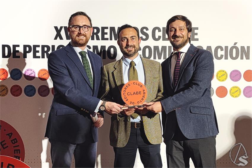 Los_editores_de_la_revista_NAZARENOS_con_el_premio_a_la_Innovacion_Periodistica
