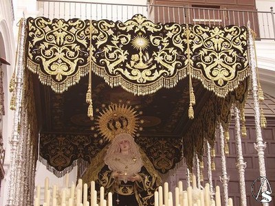 La dolorosa bajo palio de terciopelo negro bordado en oro y donado por Manuel Sánchez Martínez 