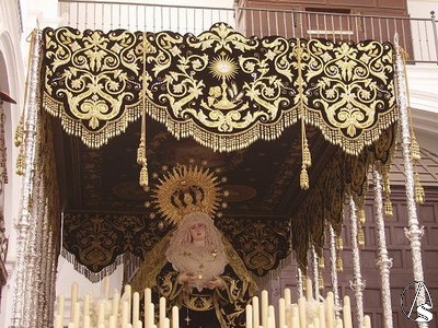 La dolorosa bajo palio de terciopelo negro bordado en oro y donado por Manuel Snchez Martnez 