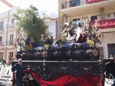  El paso de Cristo, portado por 45 costaleros es de madera de caoba realizado siguiendo el estilo neobarroco en 1970 por los talleres Martnez, en 1988 fue ampliado para dar cabida al apostolado que en un principio no figuraba en el paso