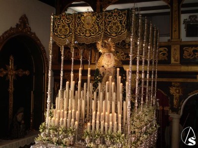 El paso de palio de la Virgen es de terciopelo verde diseado por Juan Prez Calvo y bordado en 1958 por las Adoratrices sevillanas. La orfebrera es de diferentes talleres como Jos Jimnez, Marmolejo y Villarreal 